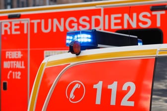 Rettungswagen mit eingeschaltetem Blaulicht (Symbolbild): In Hagen ist ein junger Mann aus einem Wohnhaus gestürzt und gestorben.