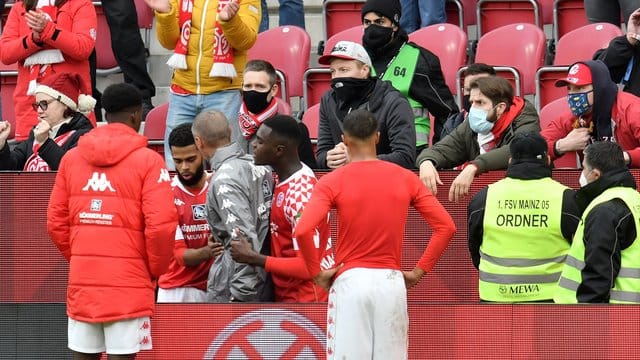 Redebedarf: Mainz-Coach Jan-Moritz Lichte (graue Jacke) im Streitgespräch mit 05-Fans. Redebedarf: Mainz-Coach Jan-Moritz Lichte (graue Jacke) im Streitgespräch mit 05-Fans.