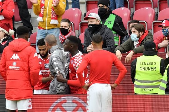 Redebedarf: Mainz-Coach Jan-Moritz Lichte (graue Jacke) im Streitgespräch mit 05-Fans.