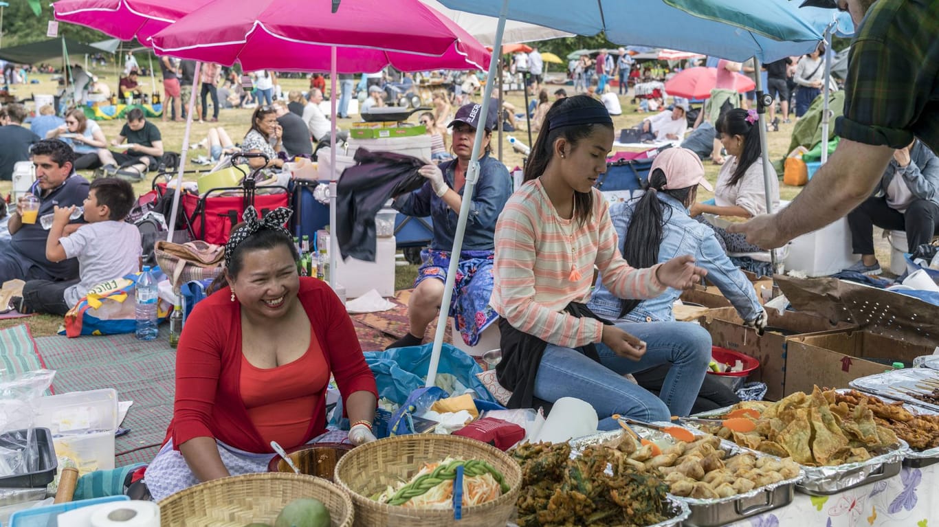Thailändische Frauen bieten im Wilmersdorfer Preußenpark in Berlin Essen an: Aus dem Thaipark soll nun ein offizieller Streetfoodmarkt werden.