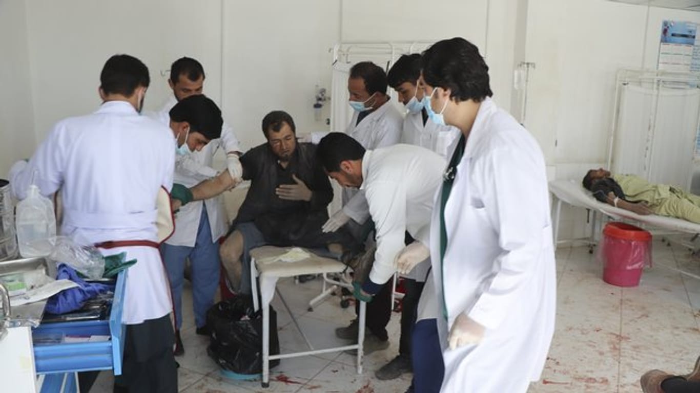 Ärzte behandeln einen Mann nach dem Anschlag in der Provinz Ghor.