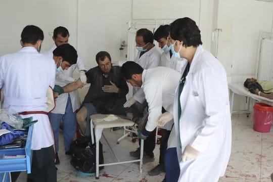 Ärzte behandeln einen Mann nach dem Anschlag in der Provinz Ghor.