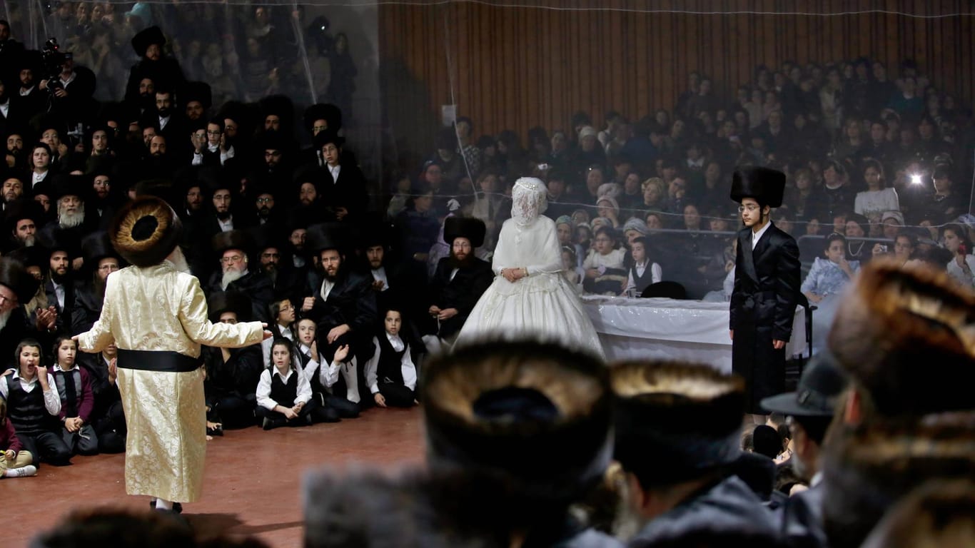 Eine Hochzeit in einer ultraorthodoxen jüdischen Gemeinde (Symbolfoto): In den USA sind nach Angaben der Seuchenschutzbehörde CDC mehr als acht Millionen Menschen mit dem Coronavirus infiziert.