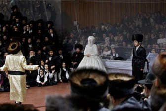 Eine Hochzeit in einer ultraorthodoxen jüdischen Gemeinde (Symbolfoto): In den USA sind nach Angaben der Seuchenschutzbehörde CDC mehr als acht Millionen Menschen mit dem Coronavirus infiziert.