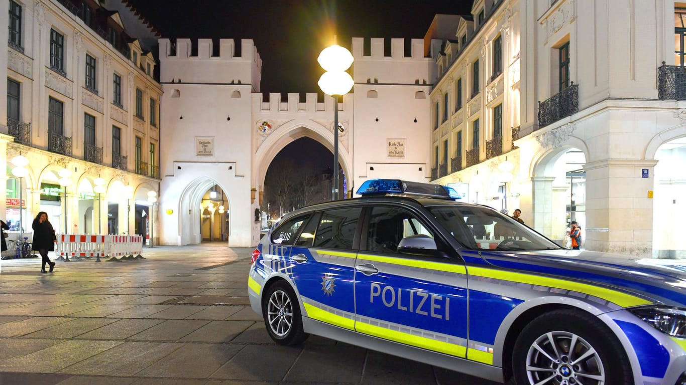 Ein Polizeiauto am Karlsplatz in München (Symbolbild): Die Münchner Polizei hat wegen der geltenden Kontaktbeschränkungen zahlreiche Partys aufgelöst.