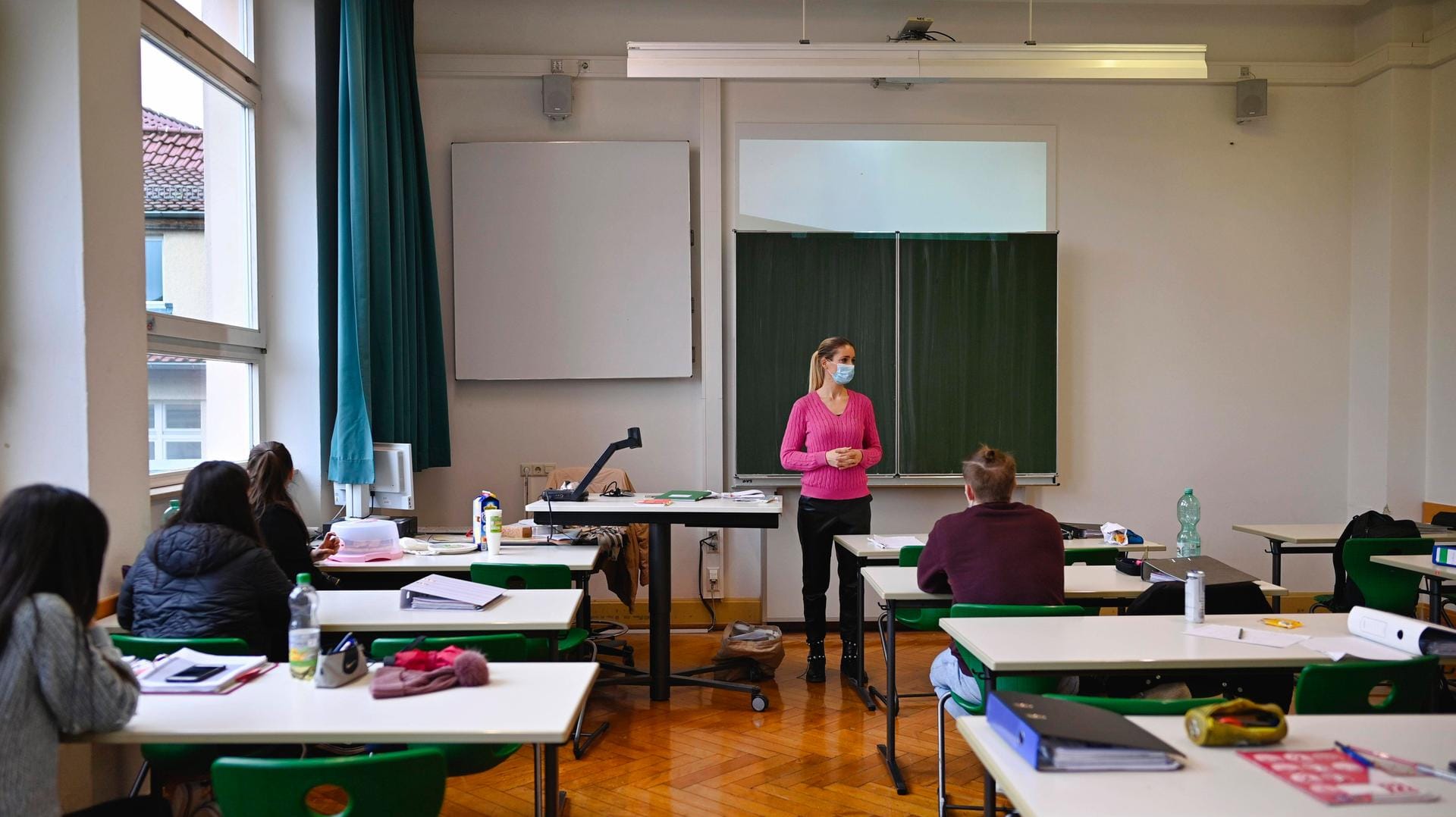 Lang lebe die gute alte Tafel: Präsenzunterricht an einer deutschen Schule.