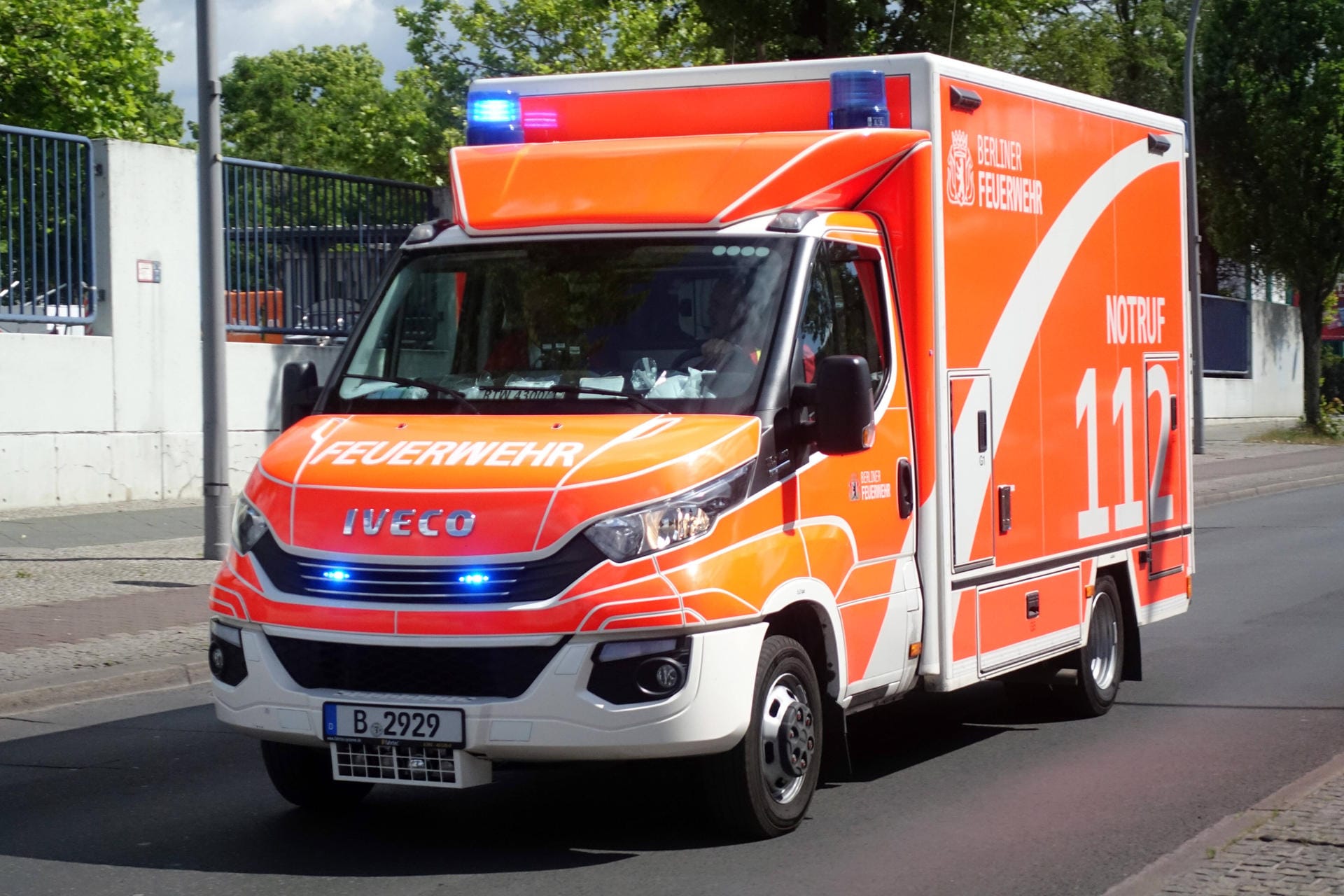 Ein Berliner Rettungswagen ist auf dem Weg zu einem Einsatz (Symbolbild): Nach einem Lkw-Unfall ist ein Jogger seinen schweren Verletzungen erlegen.