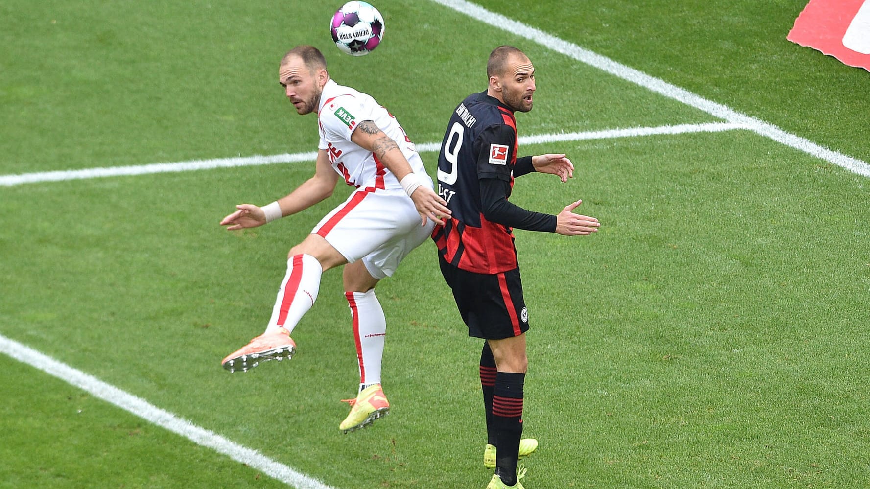 Stellvertretend für eine intensive Partie: Kölns Rafael Czichos (l.) und Frankfurts Bas Dost streiten um den Ball. Stellvertretend für eine intensive Partie: Kölns Rafael Czichos (l.) und Frankfurts Bas Dost streiten um den Ball.