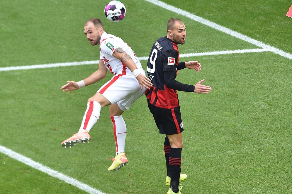 Stellvertretend für eine intensive Partie: Kölns Rafael Czichos (l.) und Frankfurts Bas Dost streiten um den Ball.