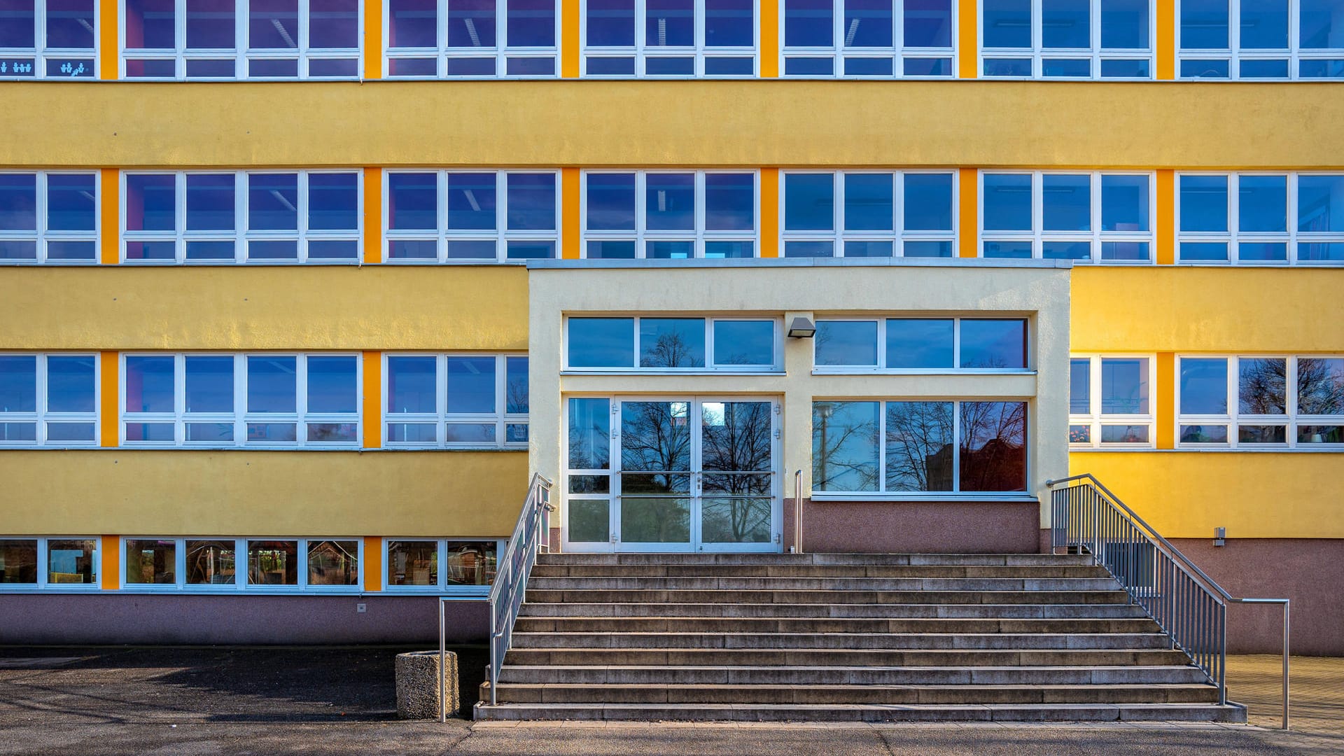 Ein Schulgebäude: In Achim kam der gestürzten Zwölfjährigen eine ehemalige Hausmeisterin zu Hilfe. (Symbolfoto) Ein Schulgebäude: In Achim kam der gestürzten Zwölfjährigen eine ehemalige Hausmeisterin zu Hilfe. (Symbolfoto)