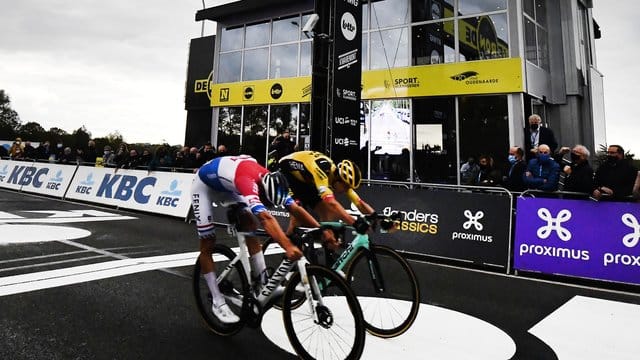 Mathieu van der Poel (l) kommt nur wenige Zentimeter vor Wout Van Aert ins Ziel.