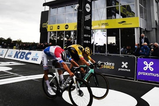 Mathieu van der Poel (l) kommt nur wenige Zentimeter vor Wout Van Aert ins Ziel.