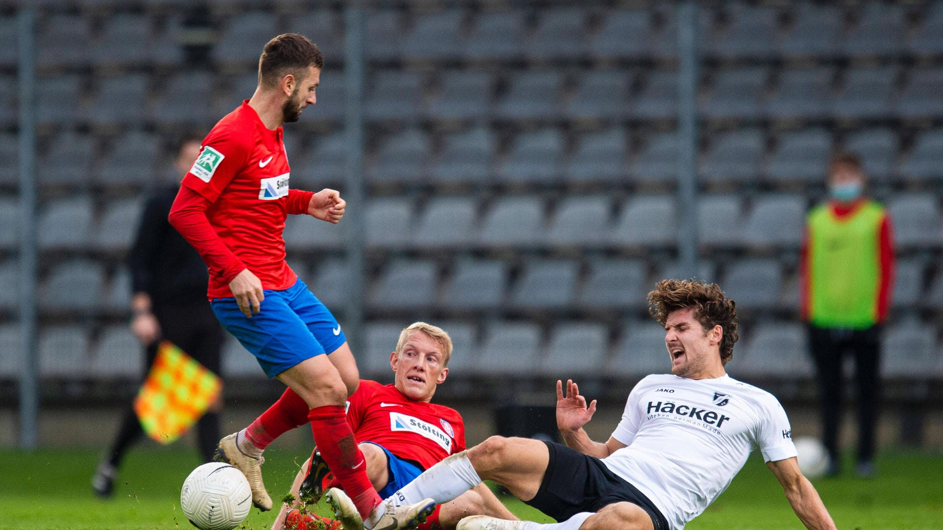 Spieler des Wuppertaler SV und des SV Rödinghausen beim Spiel in Wuppertal: Die Partie endete torlos.