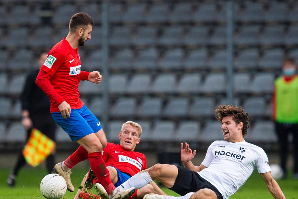 Spieler des Wuppertaler SV und des SV Rödinghausen beim Spiel in Wuppertal: Die Partie endete torlos.