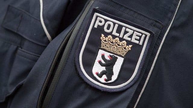 Das Wappen der Berliner Polizei an einer Polizeijacke