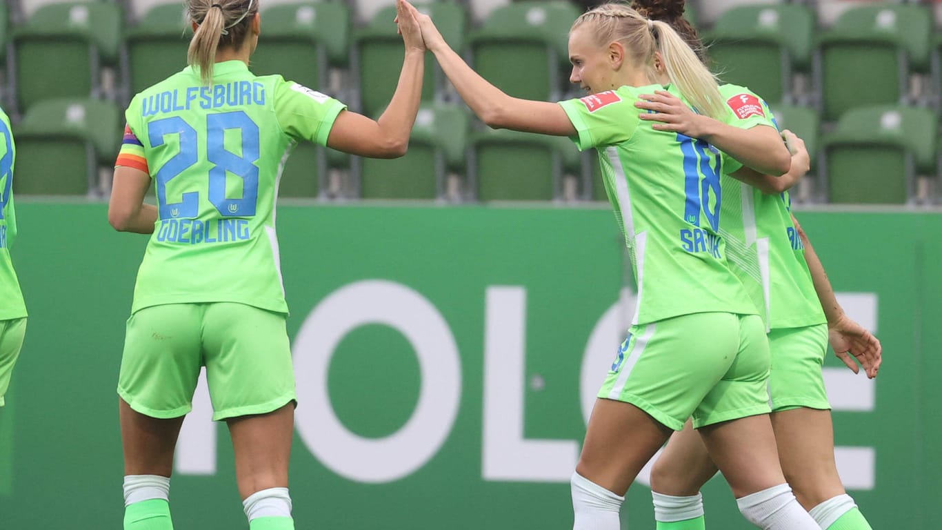 Jubel bei den VfL-Spielerinnen Lena Goeßling und Karina Saevik: Mit 5:2 haben sich die Wolfsburgerinnen klar gegen den MSV Duisburg durchgesetzt.
