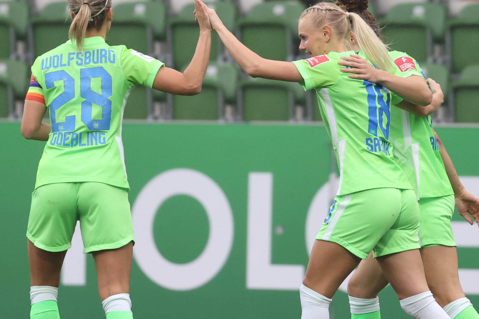 Jubel bei den VfL-Spielerinnen Lena Goeßling und Karina Saevik: Mit 5:2 haben sich die Wolfsburgerinnen klar gegen den MSV Duisburg durchgesetzt.