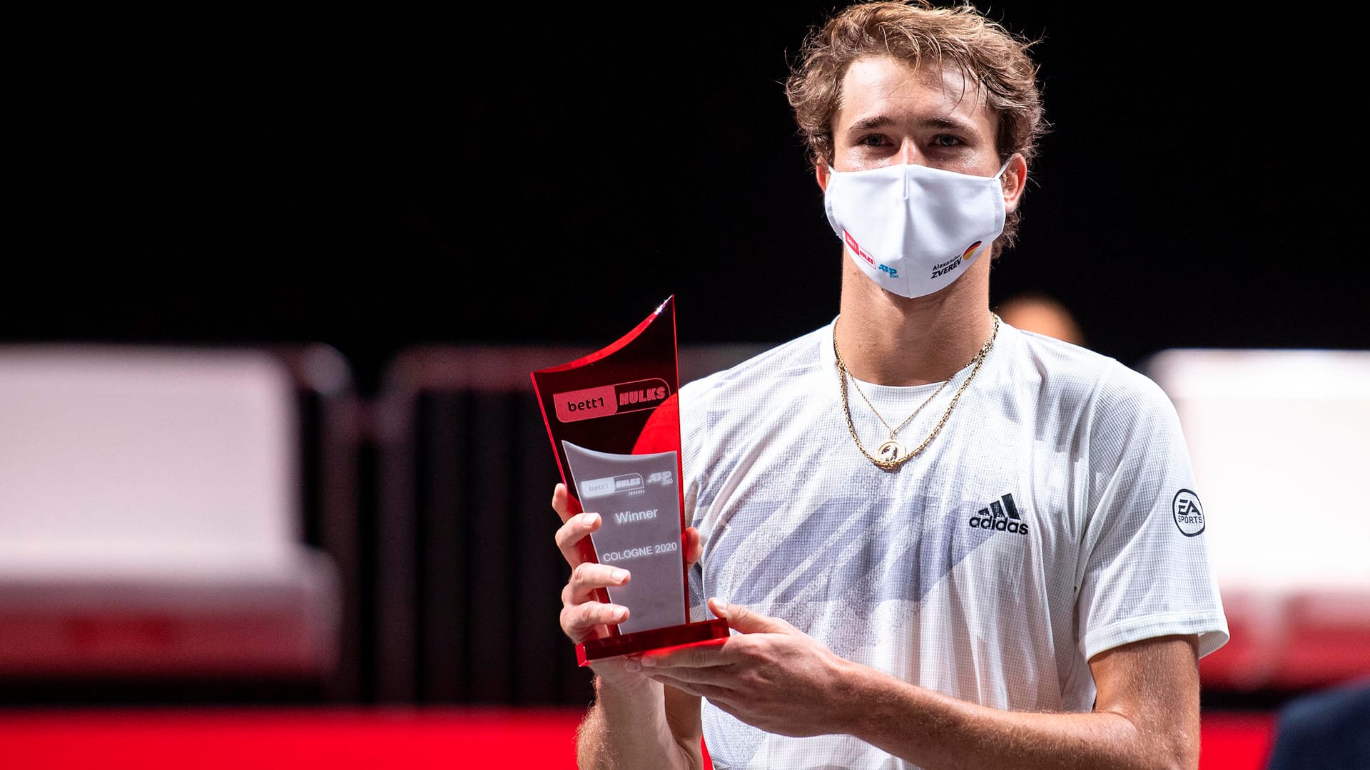 Mit Maske und Pokal: Alexander Zverev nach seinem Turniersieg in Köln. Mit Maske und Pokal: Alexander Zverev nach seinem Turniersieg in Köln.