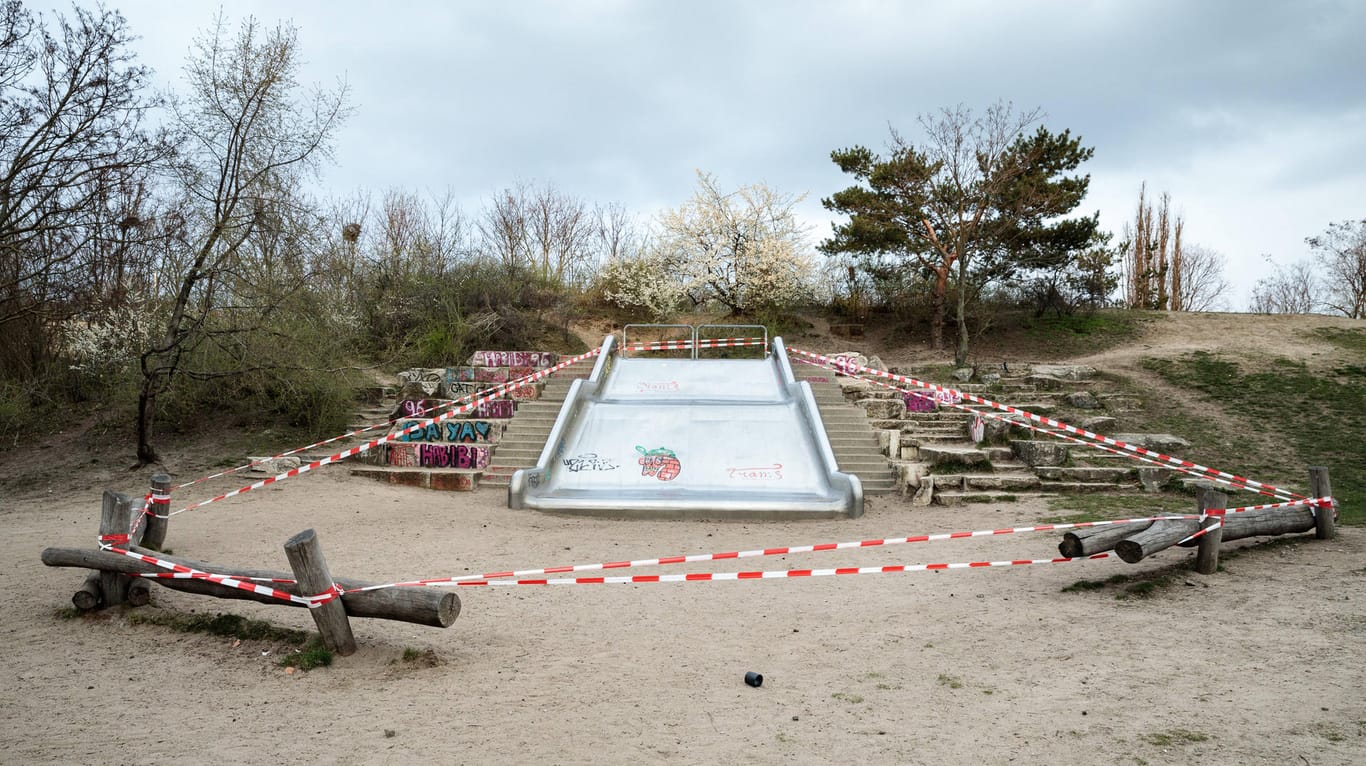 Eine Kinderrutsche im Görlitzer Park in Berlin-Kreuzberg ist während der Corona-Pandemie im Frühjahr gesperrt (Symbolbild): Eine Kita im Görlitzer Park hat Spielplatz-Besuche wegen der Drogenszene im Park zeitweise verboten.