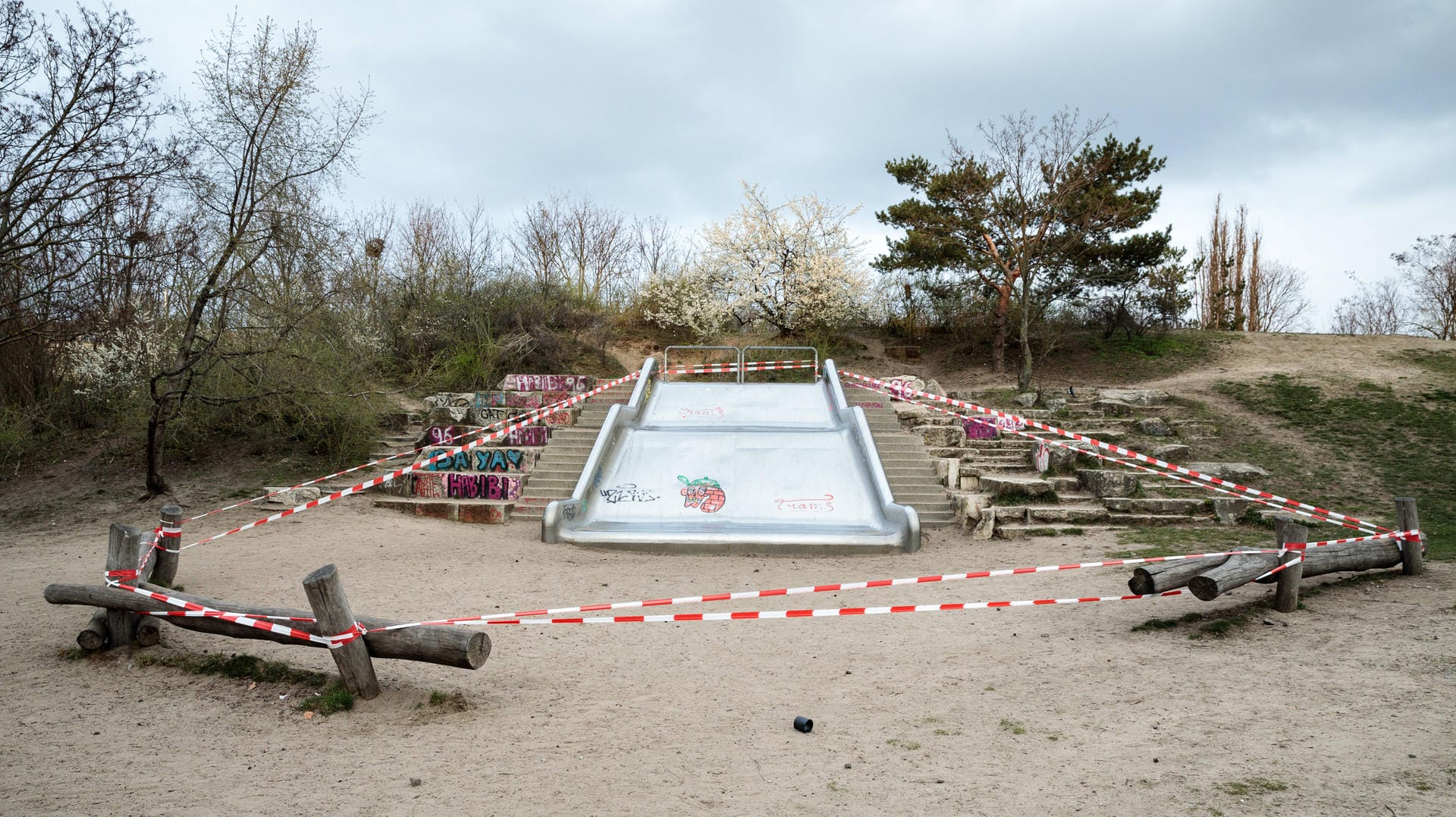 Eine Kinderrutsche im Görlitzer Park in Berlin-Kreuzberg ist während der Corona-Pandemie im Frühjahr gesperrt (Symbolbild): Eine Kita im Görlitzer Park hat Spielplatz-Besuche wegen der Drogenszene im Park zeitweise verboten. Eine Kinderrutsche im Görlitzer Park in Berlin-Kreuzberg ist während der Corona-Pandemie im Frühjahr gesperrt (Symbolbild): Eine Kita im Görlitzer Park hat Spielplatz-Besuche wegen der Drogenszene im Park zeitweise verboten.