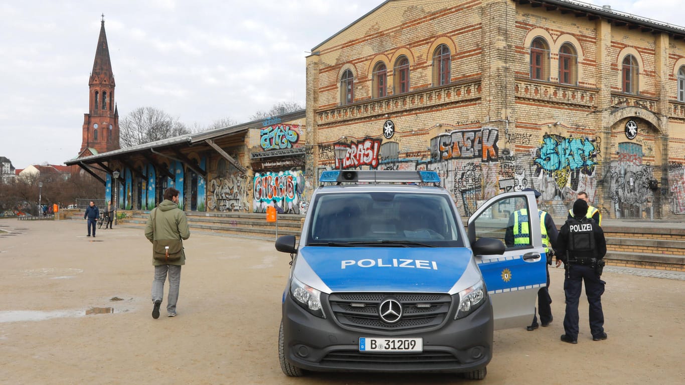 Ein Streifenwagen der Berliner Polizei im Görlitzer Park (Archivbild): Der Park ist bei Drogendealern beliebt.