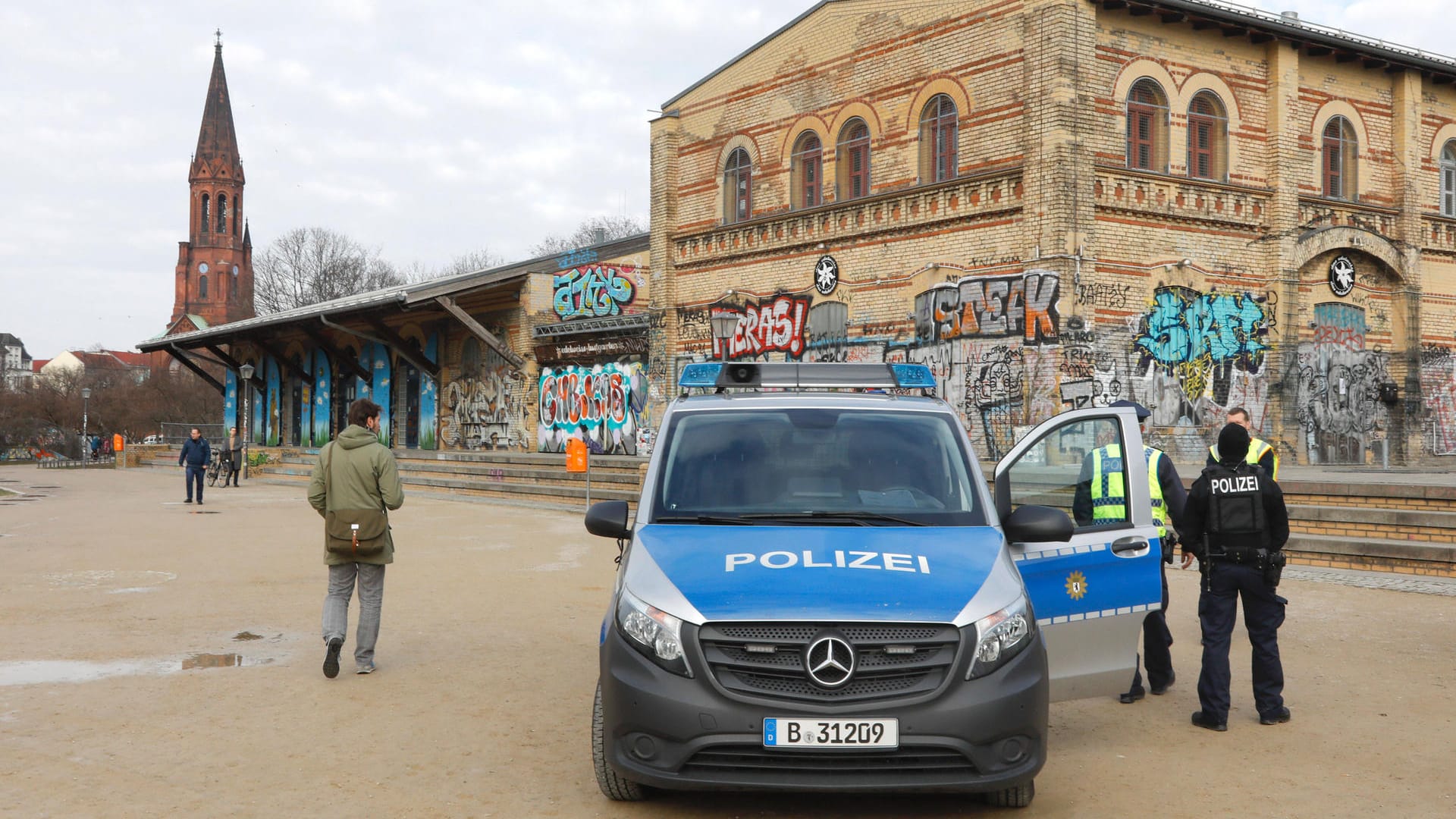Ein Streifenwagen der Berliner Polizei im Görlitzer Park (Archivbild): Der Park ist bei Drogendealern beliebt.