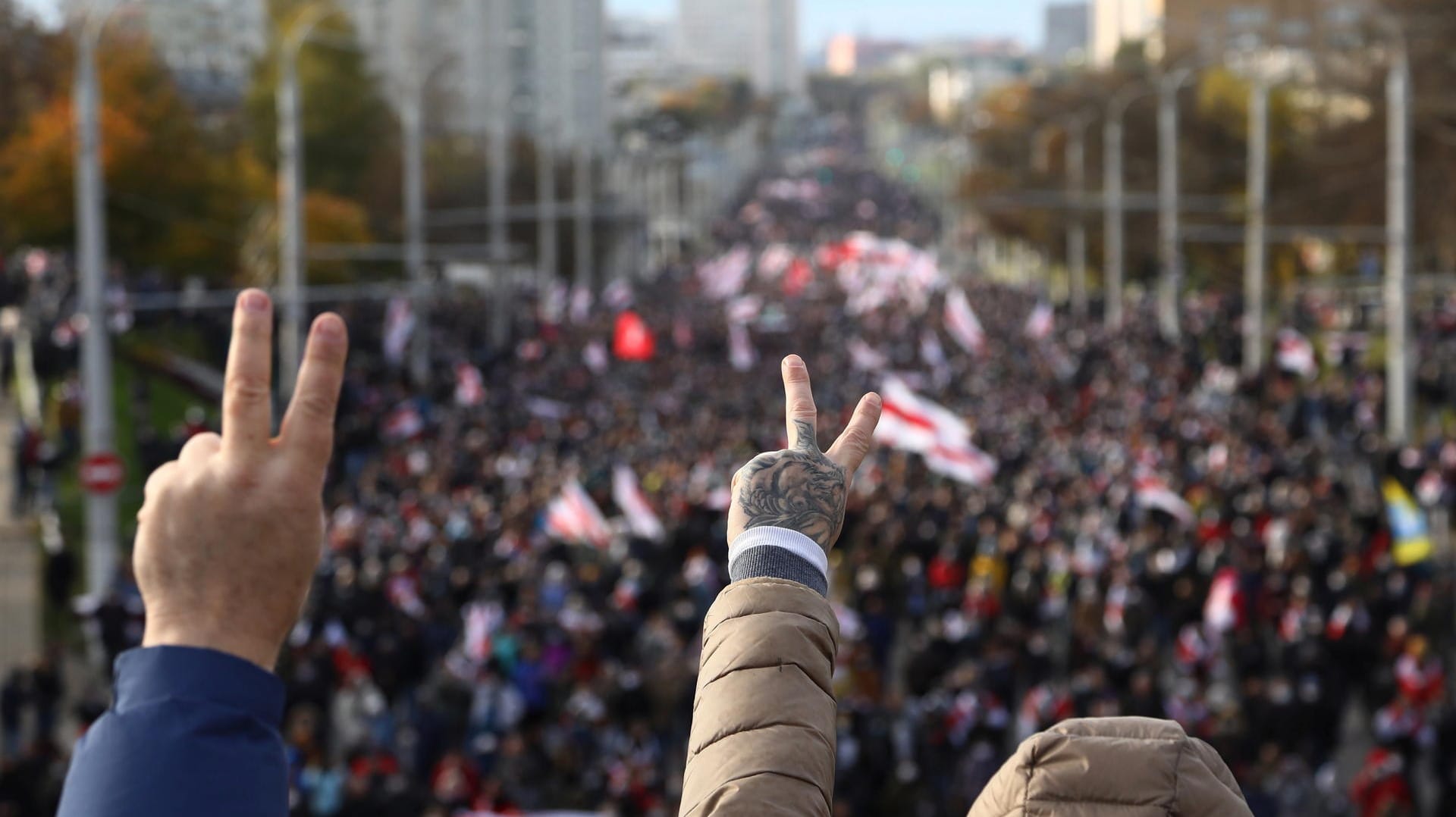 Victory-Zeichen für die Demonstrierenden in Minsk: Auch am Sonntag nahm die Polizei wieder Dutzende Menschen fest und brachte sie weg. Victory-Zeichen für die Demonstrierenden in Minsk: Auch am Sonntag nahm die Polizei wieder Dutzende Menschen fest und brachte sie weg.