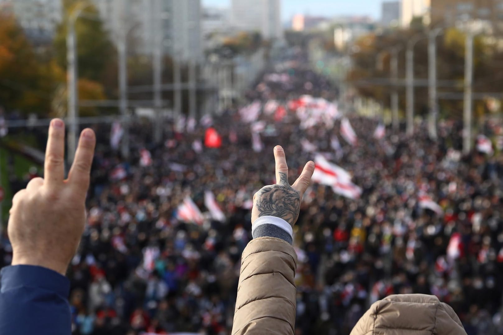 Victory-Zeichen für die Demonstrierenden in Minsk: Auch am Sonntag nahm die Polizei wieder Dutzende Menschen fest und brachte sie weg.