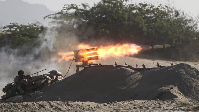 Ein iranisches Truppenmitglied nimmt an einer militärischen Übung teil. Ein iranisches Truppenmitglied nimmt an einer militärischen Übung teil.