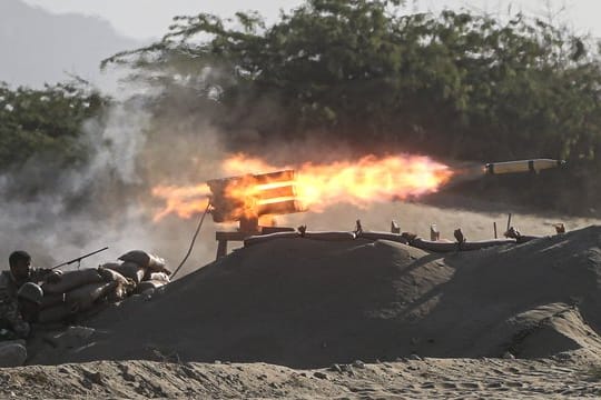 Ein iranisches Truppenmitglied nimmt an einer militärischen Übung teil.