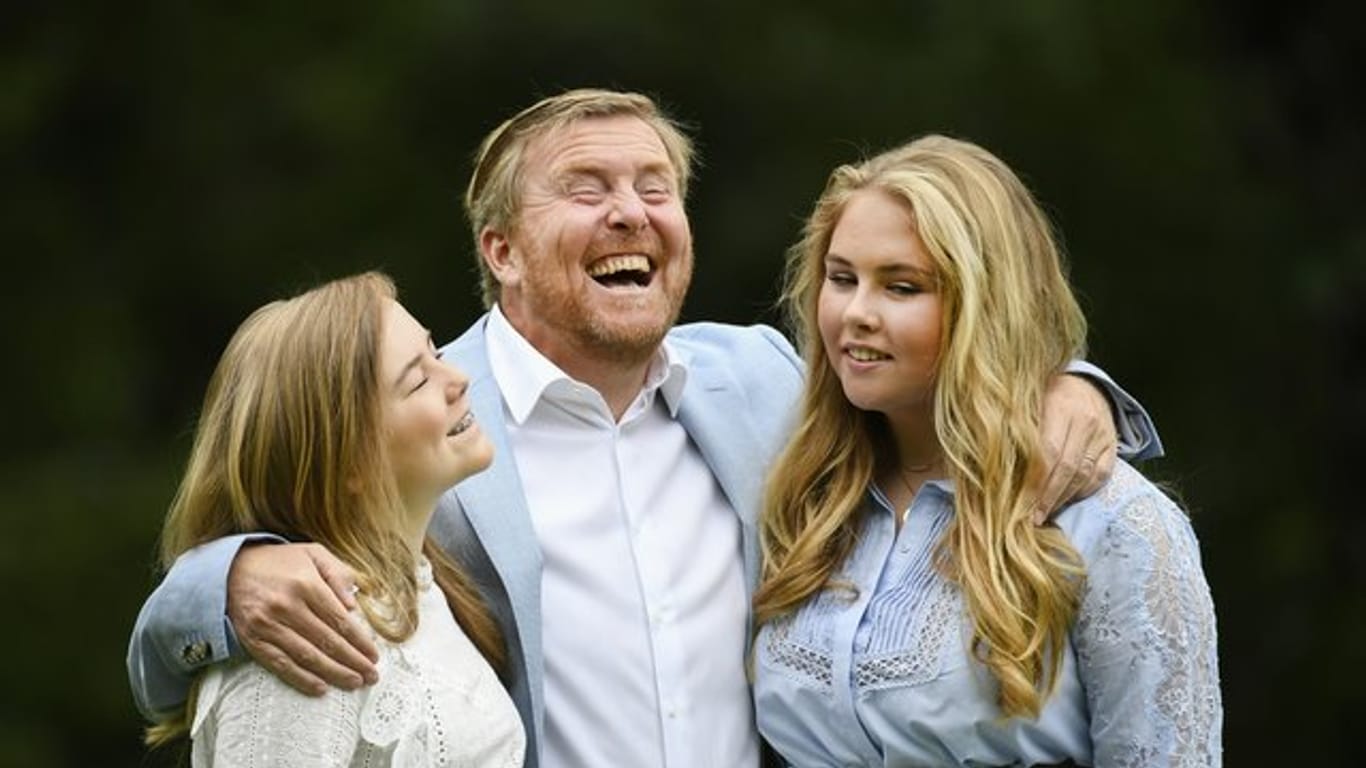 König Willem-Alexander mit seinen Töchtern Prinzessin Ariane (l) und Kronprinzessin Catharina-Amalia im Sommer in Den Haag.