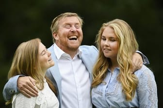 König Willem-Alexander mit seinen Töchtern Prinzessin Ariane (l) und Kronprinzessin Catharina-Amalia im Sommer in Den Haag.