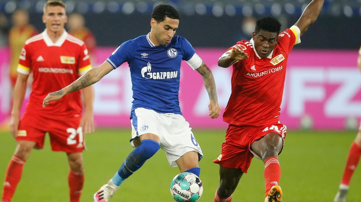 Taiwo Awoniyi mit Schalkes Kapitän Omar Mascarell (v.r.): Leichte Leistungssteigerung der Königsblauen gegen Union Berlin.