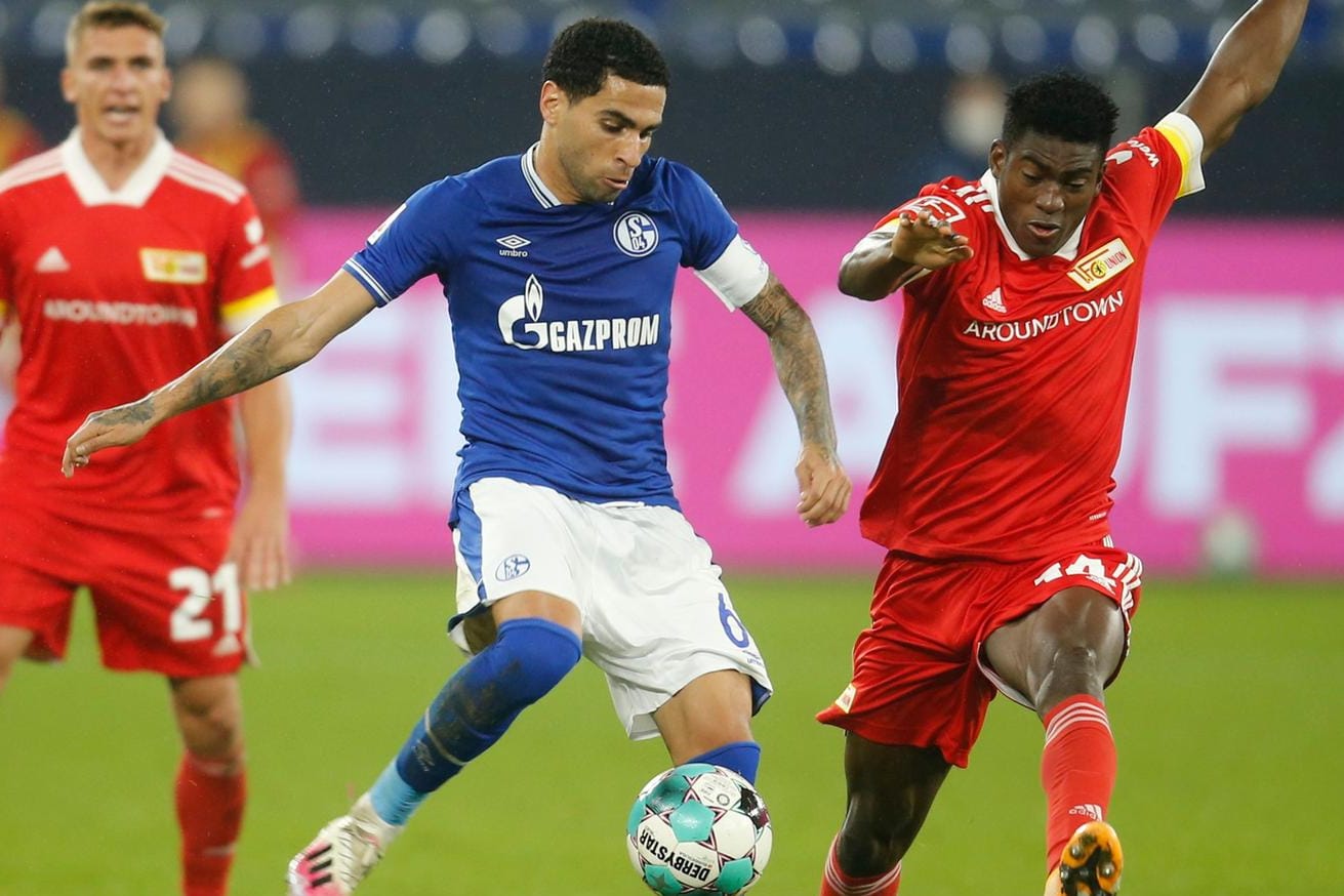 Taiwo Awoniyi mit Schalkes Kapitän Omar Mascarell (v.r.): Leichte Leistungssteigerung der Königsblauen gegen Union Berlin.