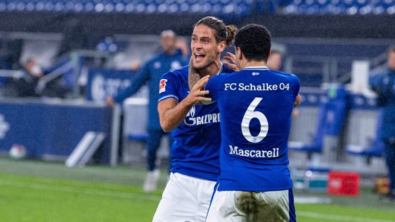 Schalkes Torschütze Goncalo Paciencia (l) und Omar Mascarell bejubeln den Ausgleichstreffer.