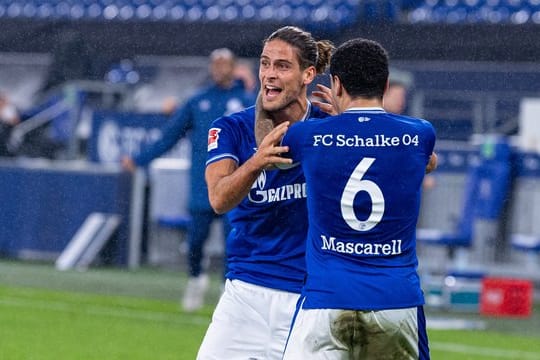 Schalkes Torschütze Goncalo Paciencia (l) und Omar Mascarell bejubeln den Ausgleichstreffer.