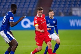 Max Kruse (M) stand trotz seines Barbesuchs in Unions Startelf gegen Schalke.