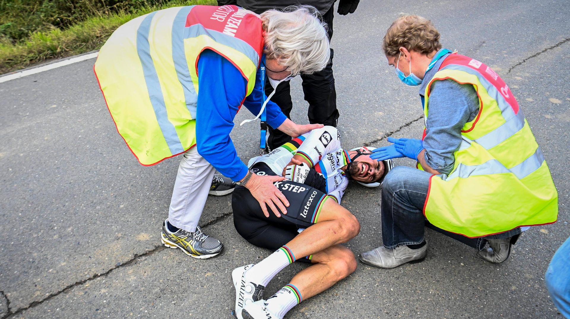 Julian Alaphilippe: Der Rad-Weltmeister stürzte nach einem Zusammenprall schwer.