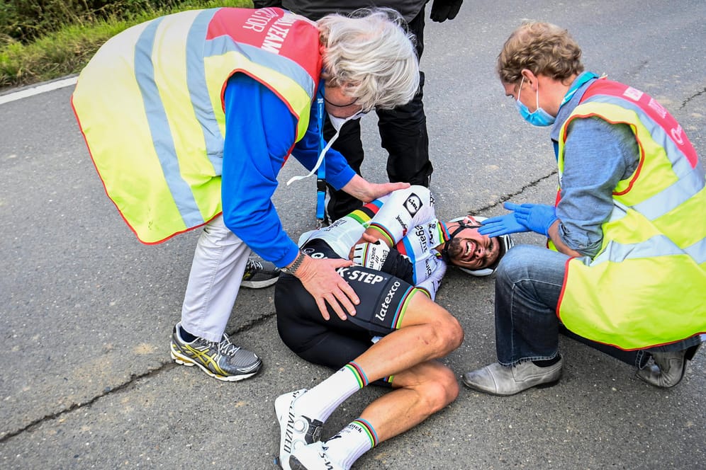 Julian Alaphilippe: Der Rad-Weltmeister stürzte nach einem Zusammenprall schwer.