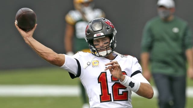 Tom Brady von den Tampa Bay Buccaneers wirft einen Pass.