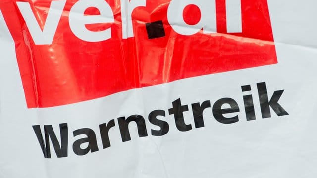 Streikweste mit der Aufschrift "Warnstreik" und dem Verdi-Logo (Symbolbild): Zum Wochenanfang wird in vielen NRW-Städten wieder gestreikt. Streikweste mit der Aufschrift "Warnstreik" und dem Verdi-Logo (Symbolbild): Zum Wochenanfang wird in vielen NRW-Städten wieder gestreikt.