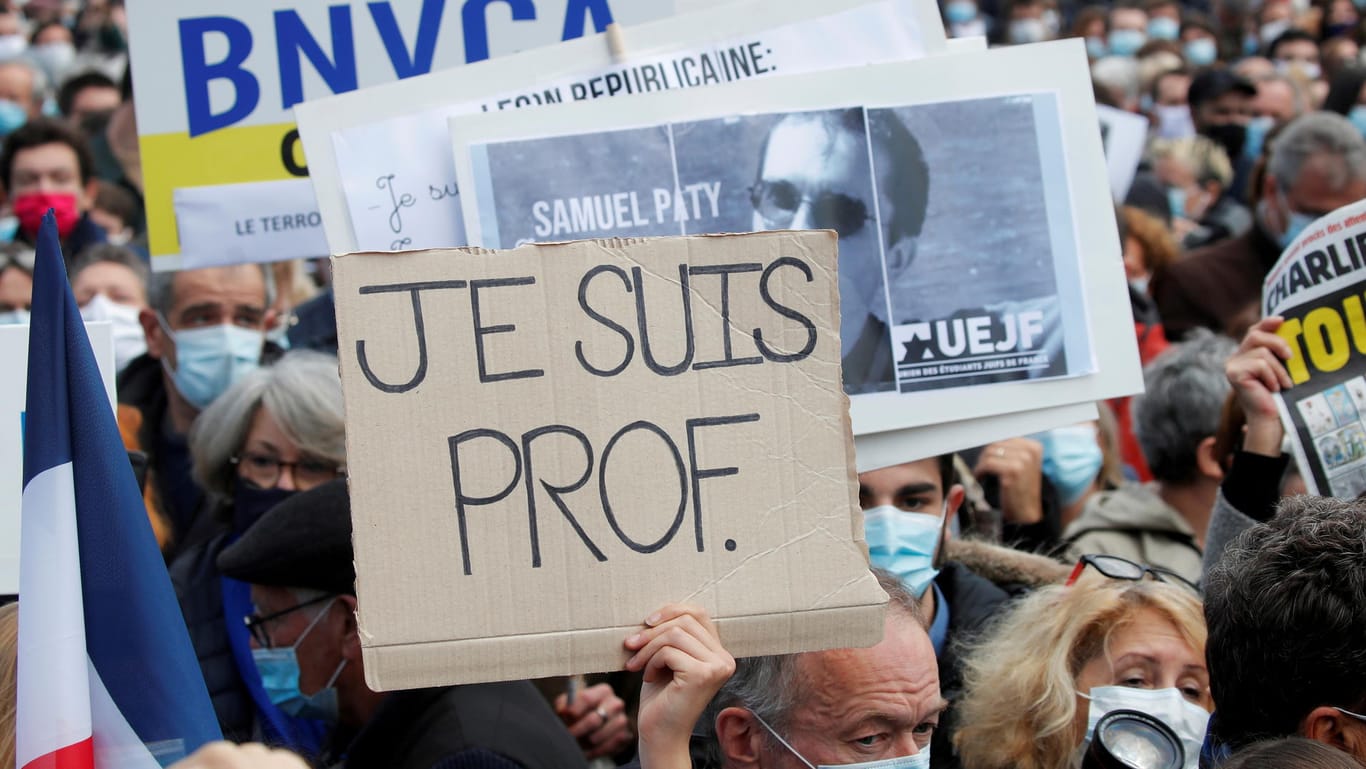 Demonstration in Paris: Nach der Enthauptung eines Lehrers sind Zehntausende Menschen auf die Straße gegangen.