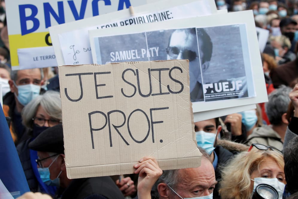 Demonstration in Paris: Nach der Enthauptung eines Lehrers sind Zehntausende Menschen auf die Straße gegangen.