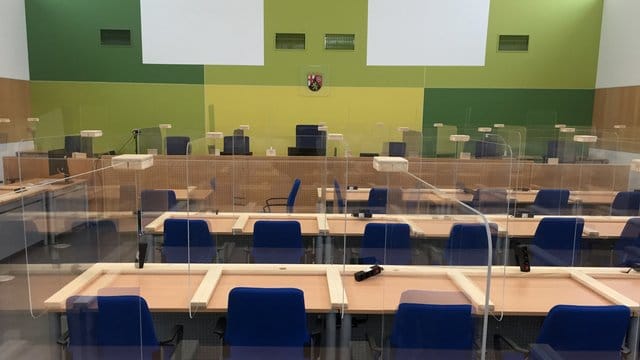 Im Landgericht Trier ist der Gerichtssaal für den "Cyberbunker"-Prozess vorbereitet.