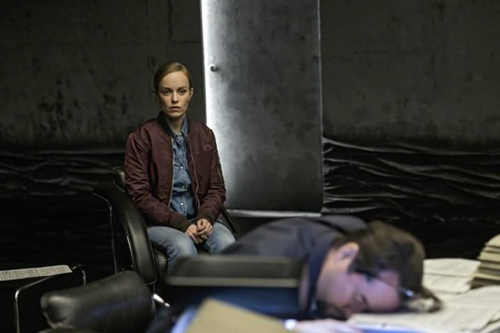 Professor Boerne (Jan Josef Liefers) ist verwirrt und erschöpft - Nadeshda Krusenstern (Friederike Kempter) wacht über ihn in einer Szene des "Tatort: Limbus".