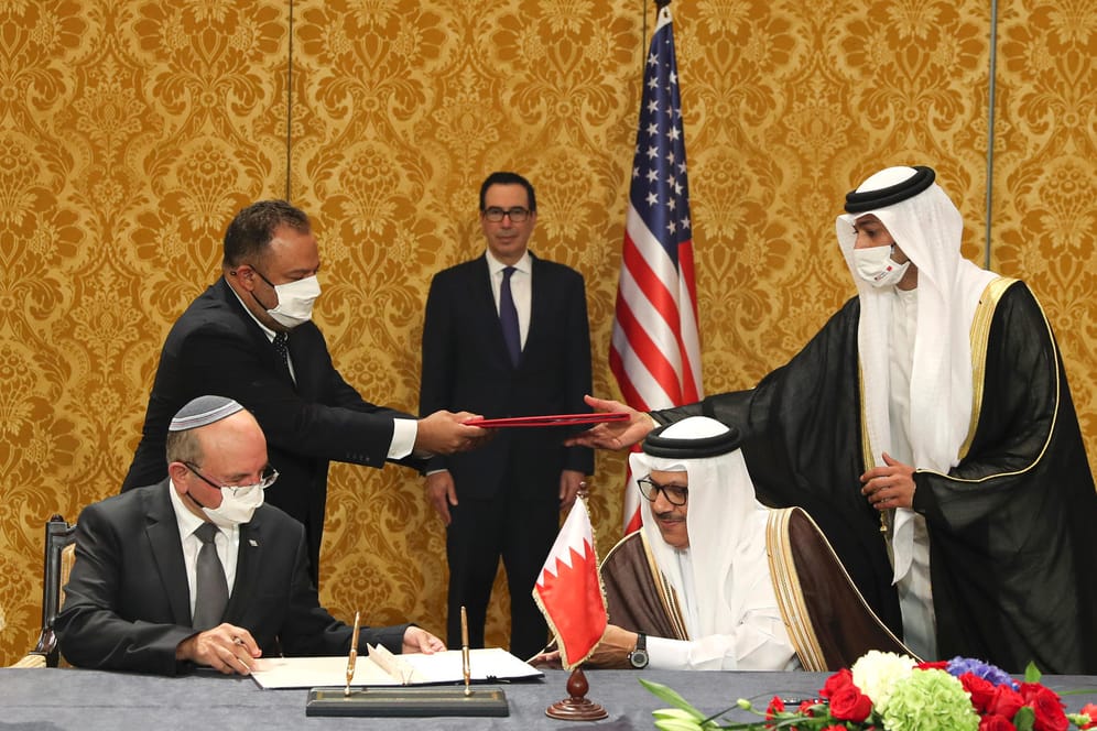 Meir Ben-Shabbat (l), nationaler Sicherheitsberater von Israel, mit Mund-Nasen-Schutz und Abdullatif bin Raschid al-Sajani (2.v.r), Außenminister von Bahrain: Ein neues Abkommen zur Diplomatie wurde unterzeichnet.