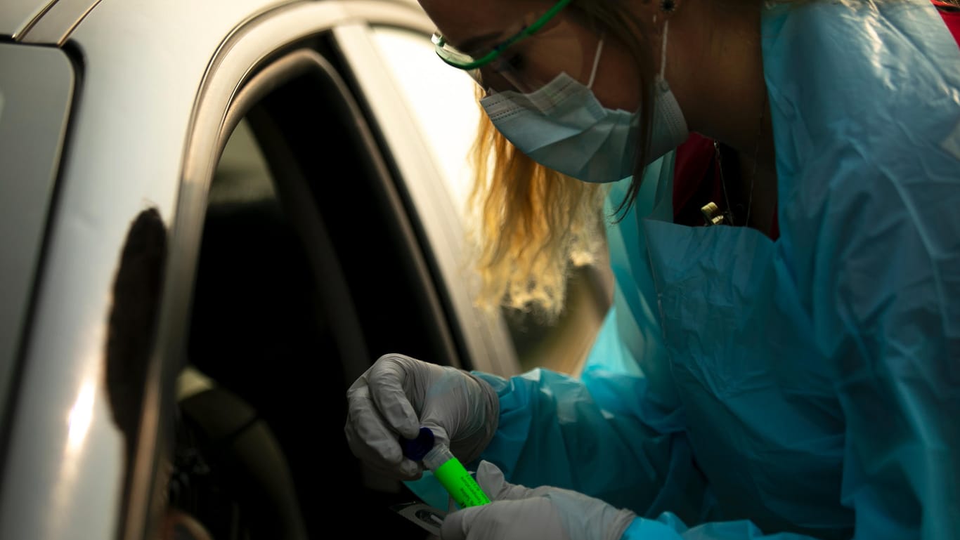 Eine Helferin in den USA nimmt einen Coronavirus-Test an einem Autofenster: Seit Frühjahr kämpften Staaten auf der ganzen Welt gegen die Ausbreitung der Pandemie. (Archivbild)