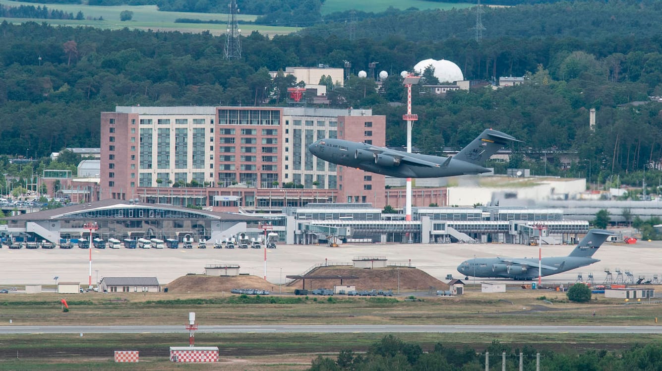 Ramstein: Eine US-Militärmaschine startet von der US-Airbase Ramstein.