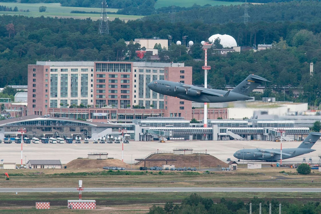 Ramstein: Eine US-Militärmaschine startet von der US-Airbase Ramstein.