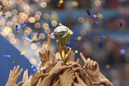 Der Deutsche Fußball-Bund bewirbt sich zusammen mit Belgien und den Niederlanden um die Ausrichtung der Frauen-WM 2027.